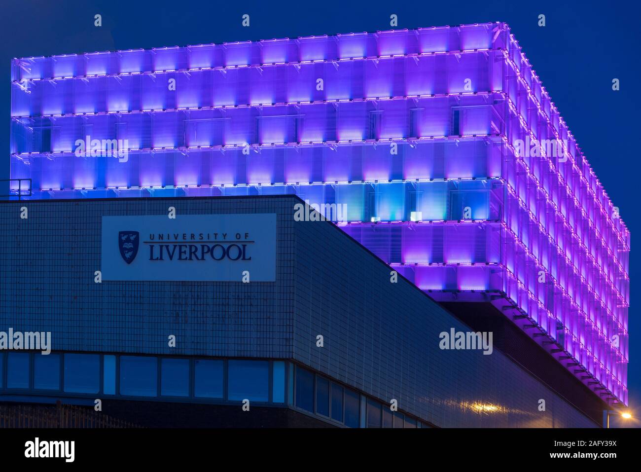 Mulitcolored Flutlicht Liverpool University Engineering Gebäude Brownlow Hill in der Nacht. Stockfoto