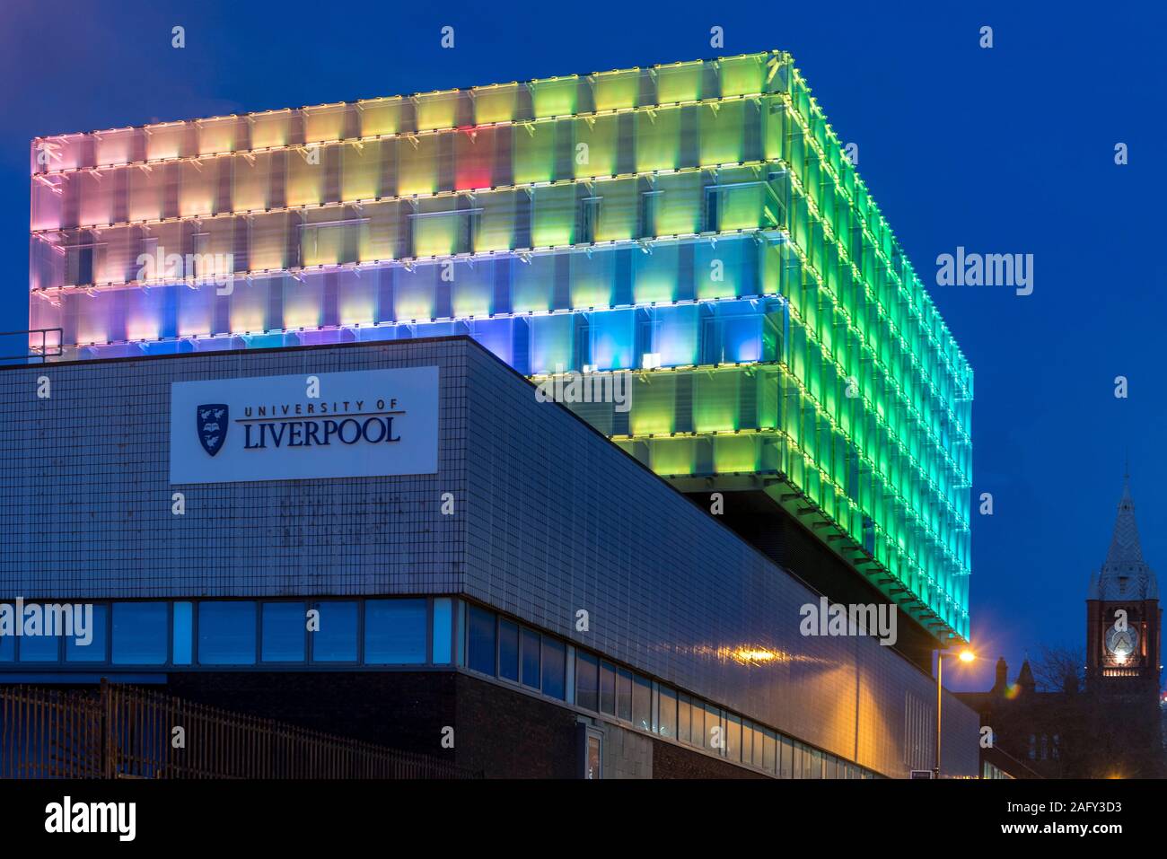 Mulitcolored Flutlicht Liverpool University Engineering Gebäude Brownlow Hill in der Nacht. Stockfoto
