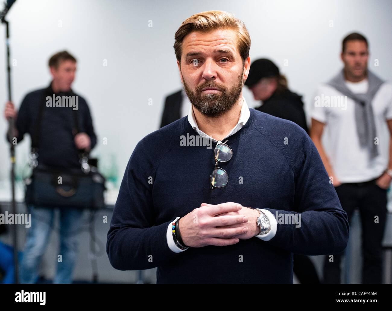 17 Dezember 2019, Hessen, Frankfurt/Main: Oliver Dederichs, Sprecher der Kreis der Freunde Jens Söring, steht auf der PK. Nach mehr als drei Jahrzehnten im Gefängnis, Diplomat, der Sohn Jens Söring am Flughafen ankommt. Der 53-Jährige wurde in den USA von der Ermordung der Eltern seiner Freundin überführt und wurde erst vor wenigen Wochen begnadigt. Söring selbst hatte wiederholt bekräftigt seine Unschuld. Foto: Andreas Arnold/dpa Stockfoto