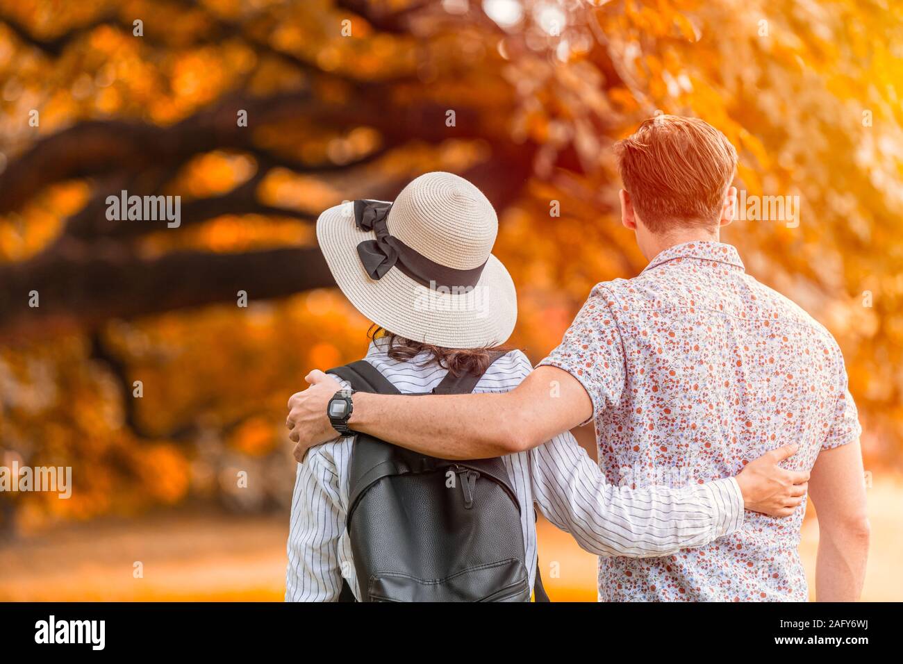 Paar geliebten Menschen haben ein gutes Gedächtnis für Spaziergänge im Park in autume Jahreszeit entspannen zurück. Stockfoto