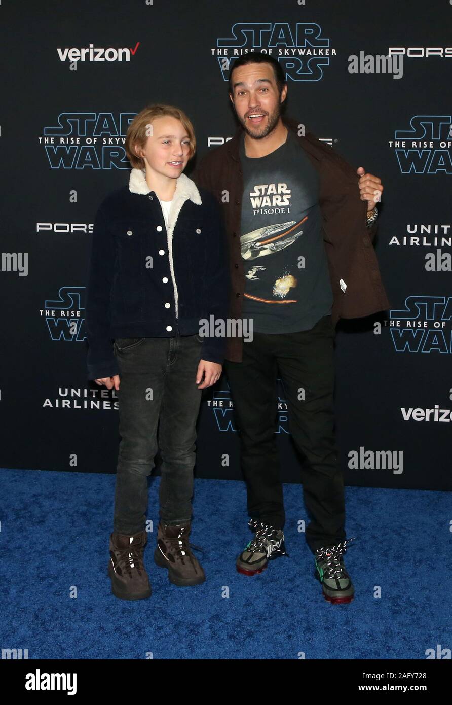 Hollywood, Ca. 16 Dez, 2019. Pete Wentz und Bronx Wentz, bei der Premiere von Disney's 'Star Wars: Der Aufstieg der Skywalker' am El Capitan Theatre in Hollywood, Kalifornien am 16. Dezember 2019. Credit: Faye Sadou/Medien Punch/Alamy leben Nachrichten Stockfoto