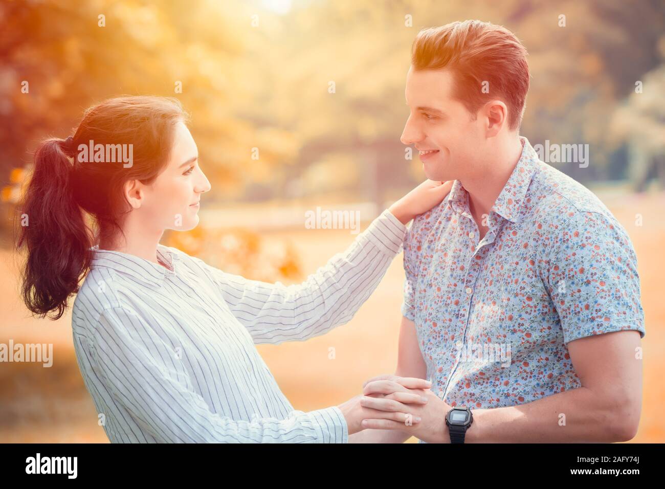 Paar Liebhaber Hände zusammen halten sie lächelnd in den Garten. Schöne romantische Moment der Liebe memory Bild. Stockfoto