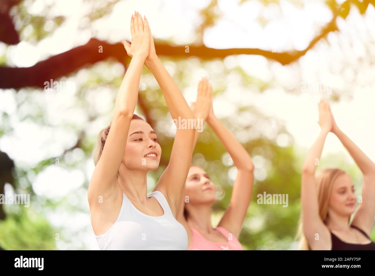 Schöne Frauen in Yoga Körperhaltung Aufstieg lotus Hand für gutes und gesundes Wohlbefinden Lifestyle. Stockfoto