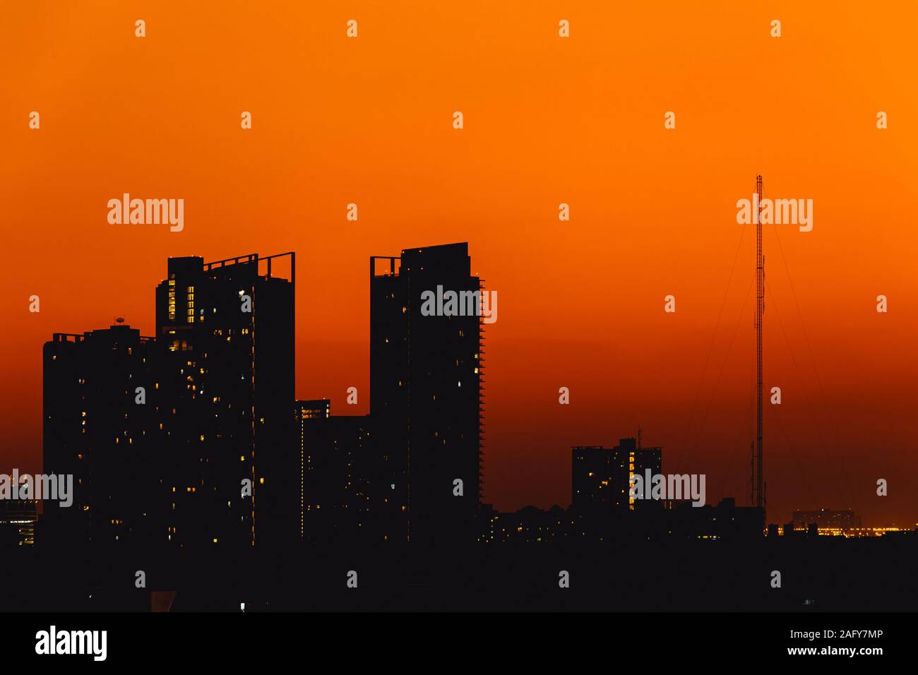 Schatten Stadt hohe Gebäude silhouette Orange Sky High Kondominium mit Blick auf die Stadt. Stockfoto