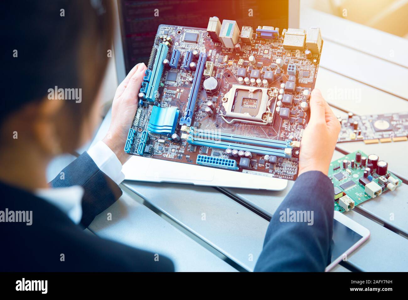 Ingenieur prüfen endgültige Herstellung von Leiterplatten computer Hauptplatine für die Massenproduktion Prozess vorbereiten. Stockfoto