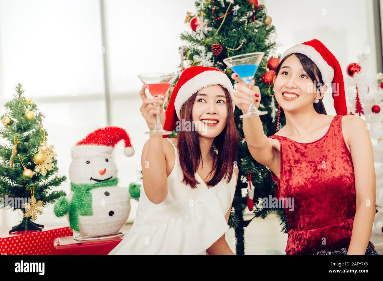 Asiatische cute girl Teen party Trinken in Weihnachten Silvester glücklich zusammen genießen und Spaß. Stockfoto
