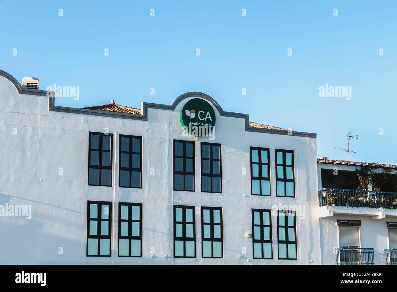 Tavira, Portugal - 30. April 2018: Typisches Haus Architektur Detail im historischen Stadtzentrum an einem Frühlingstag Stockfoto