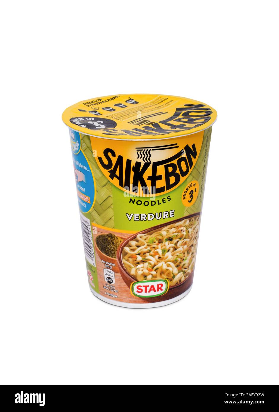 Italien - November 8, 2019: Packungen mit Nudeln und Saikebon Suppe mit Gemüse Geschmack von Star Stockfoto