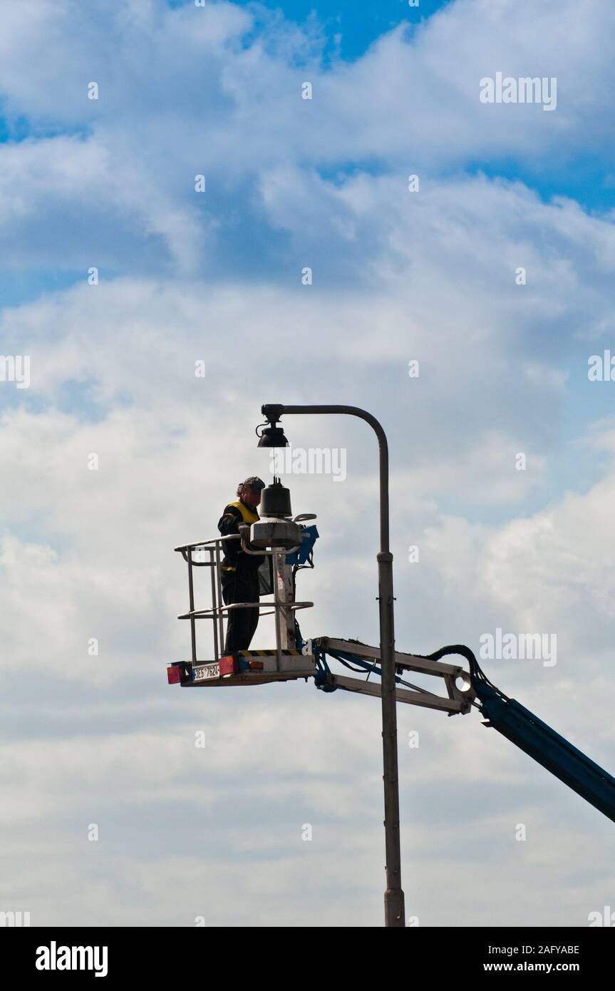 Straße Wartung Arbeiter Reparieren einer Straßenlaterne Stockfoto