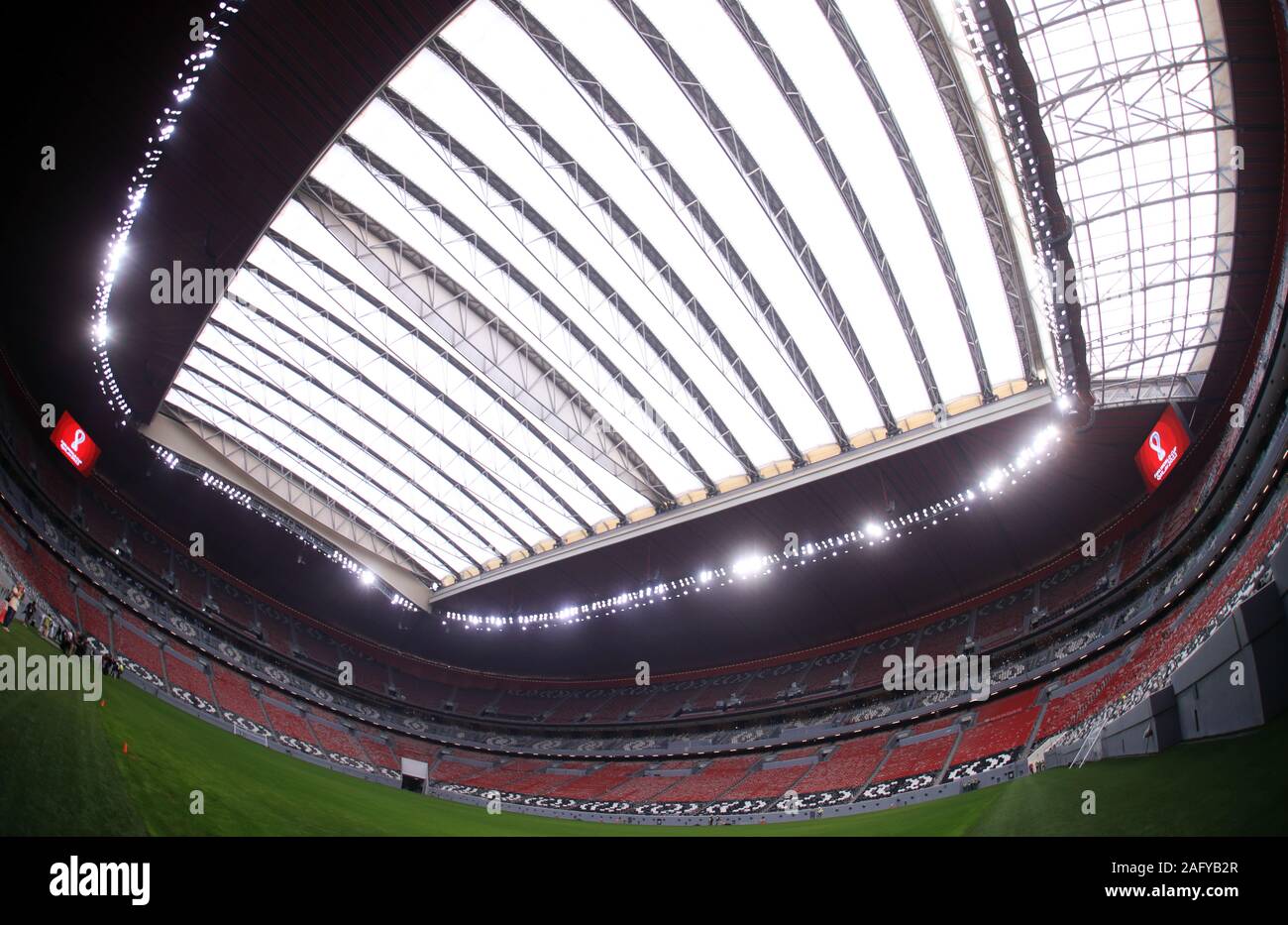 Eine allgemeine Ansicht des Klappdachs an Al Bayt Stadion in Doha, Katar. Stockfoto