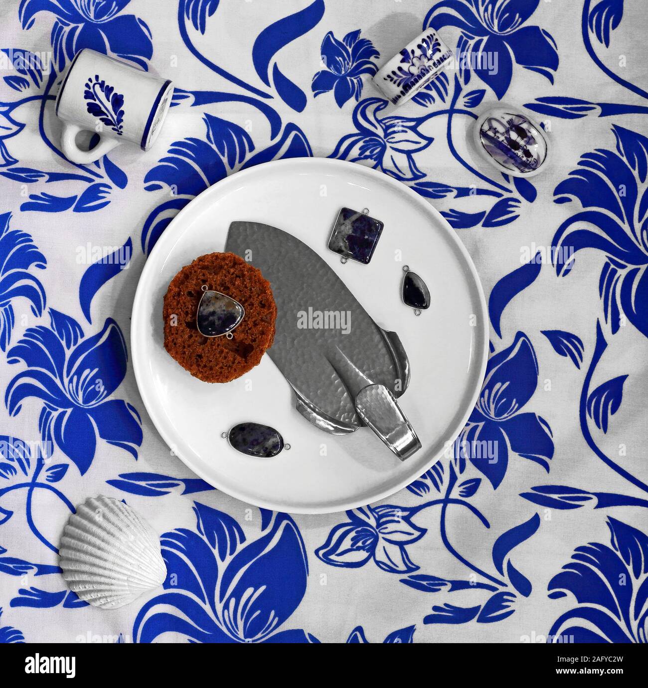 Delfware oder Delfter Blau Tableau mit Kuchen und Lebkuchen VII Stockfoto