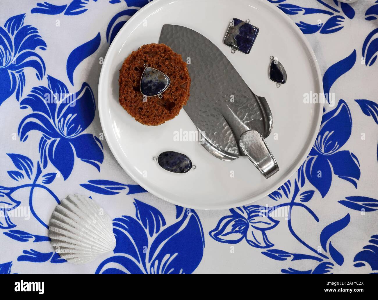 Delfware oder Delfter Blau Tableau mit Kuchen und Lebkuchen VI. Stockfoto