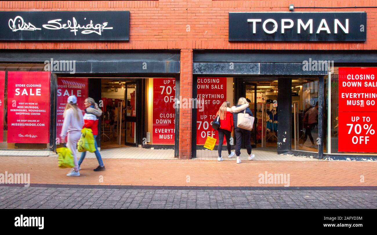 Blackpool, Lancashire. UK Wetter. 17 Dez, 2019 Miss Selfridge & Topman Weihnachtskäufer an einem schönen Tag wie weitere Filialen in der Nähe von Blackpool. Bekleidung Einzelhandel sind gezwungen, die Preise um mehr als die Hälfte in der Vorweihnachtszeit zu schneiden. Pre-Christmas Umsatz und am Ende der Saison Werbeaktionen haben die Preise nach unten gezogen. Credit: MediaWorldImages/AlamyLiveNews Stockfoto
