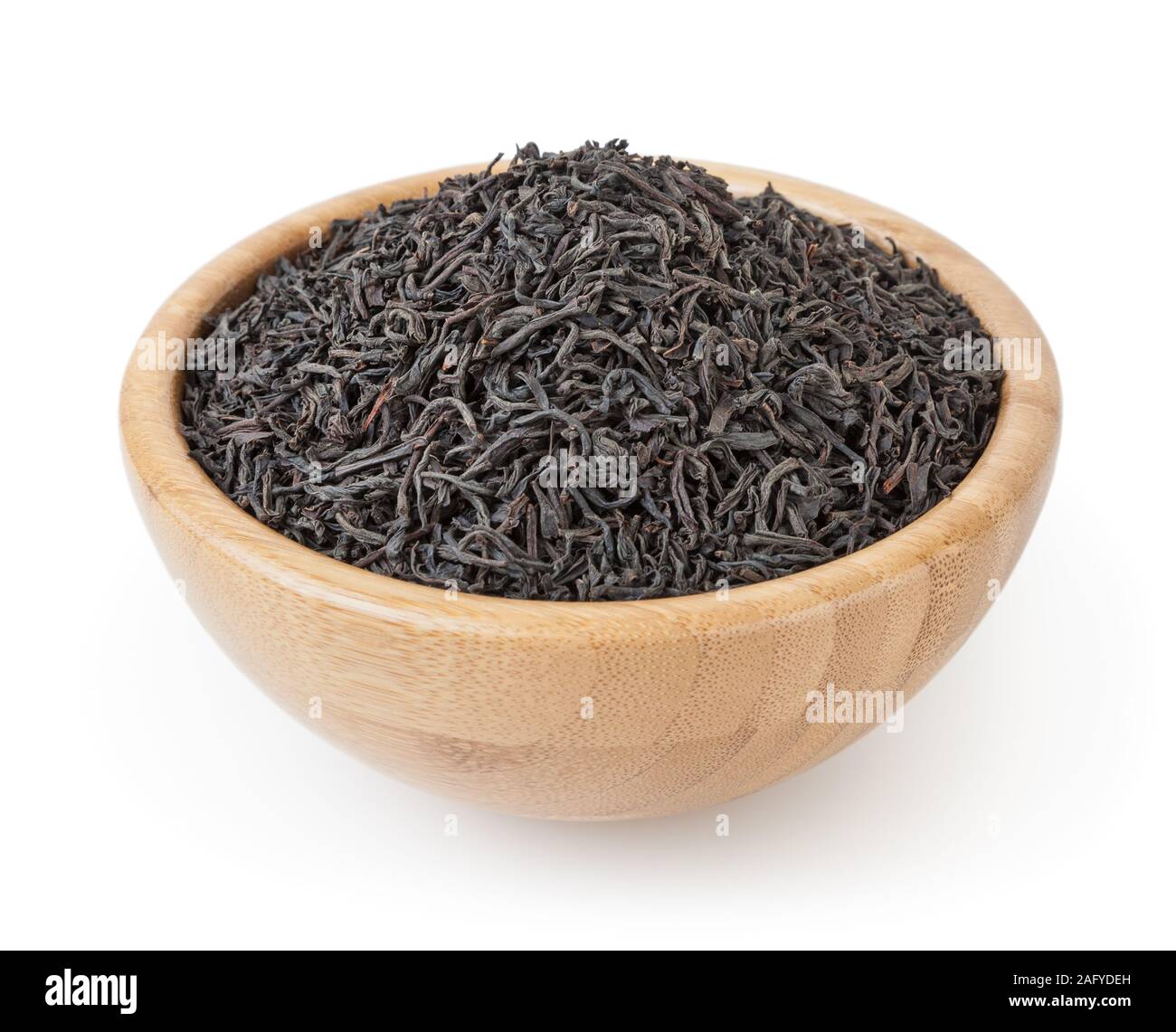 Getrocknet schwarzer Tee in Houten auf weißem Hintergrund mit Freistellungspfad isoliert Stockfoto