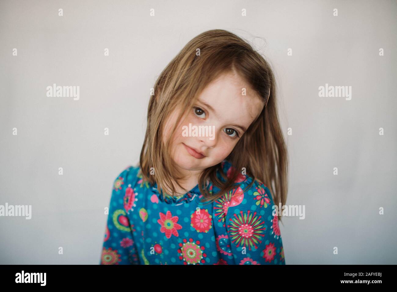 Portrait von fünf Jahre altes Mädchen gegen den weißen Hintergrund Stockfoto