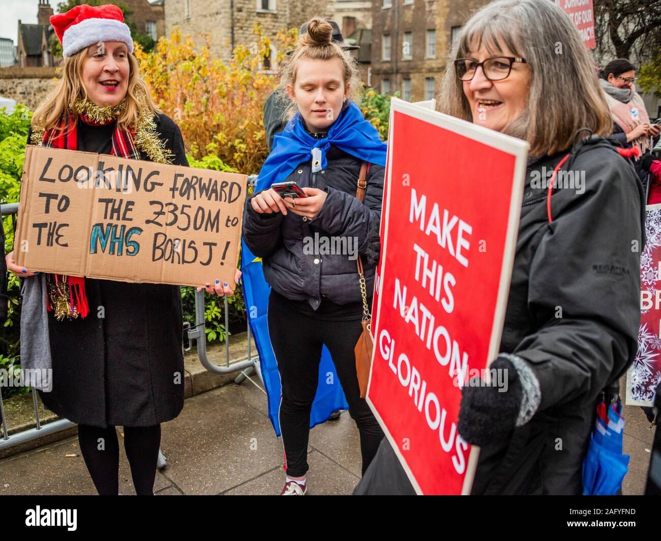 London, Großbritannien. 17 Dez, 2019. Eine Krankenschwester erwartet sehnsüchtig die versprochene £ 350 m gewinnen Bonus für das NHS - der Kampf zwischen pro Brexit und Unterstützer bleiben weiterhin außerhalb des Parlaments als MP zurück zum Parlament nach dem Sieg der Konservativen bei den Parlamentswahlen Credit: Guy Bell/Alamy leben Nachrichten Stockfoto