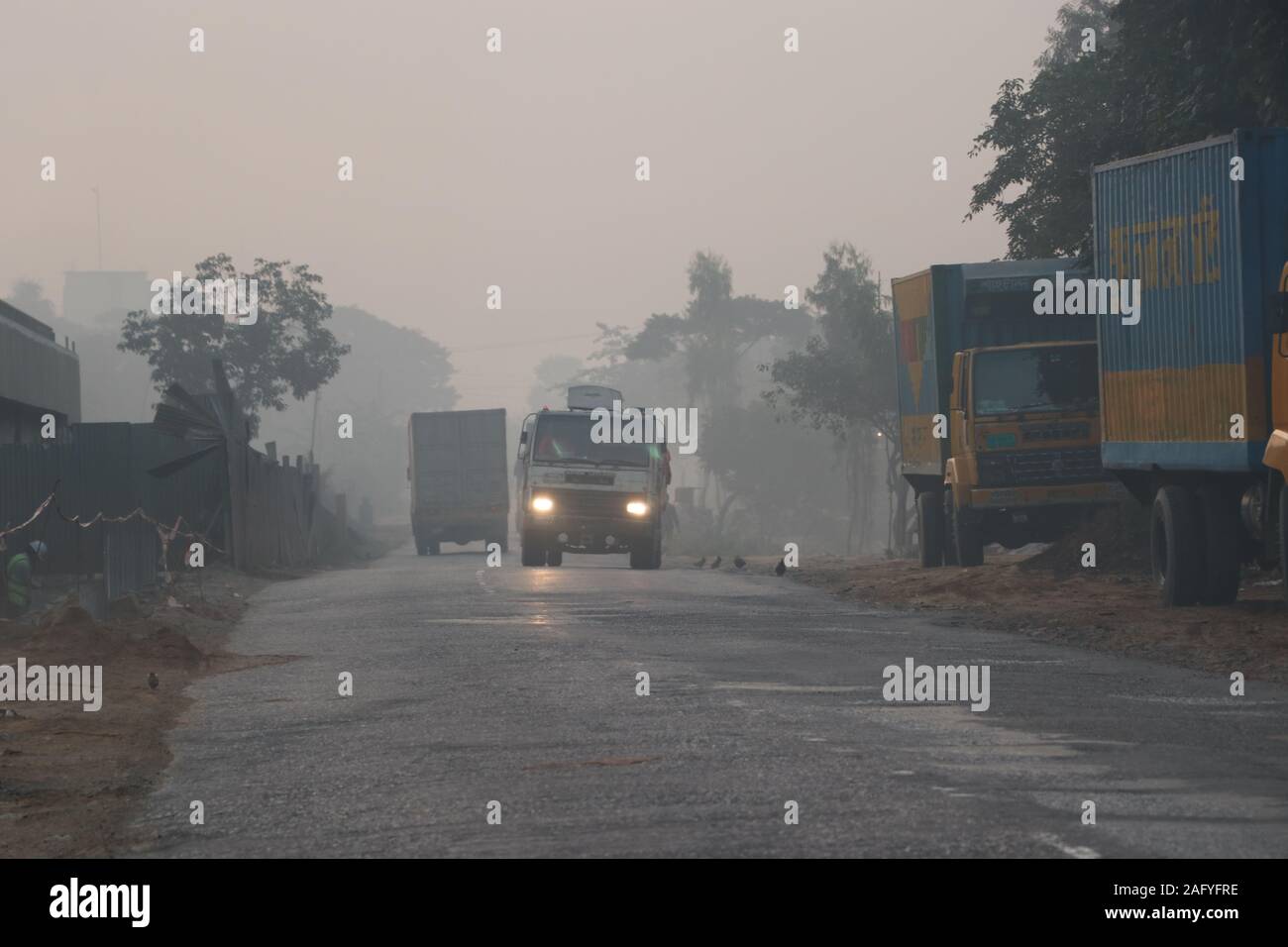 Winternebel 22/2019.dhaka sylhet Highway Road.Fahrer fahren mit eingeschalteten Scheinwerfern im Winternebel.Nazmul Islam/alamy Stock Live News Stockfoto