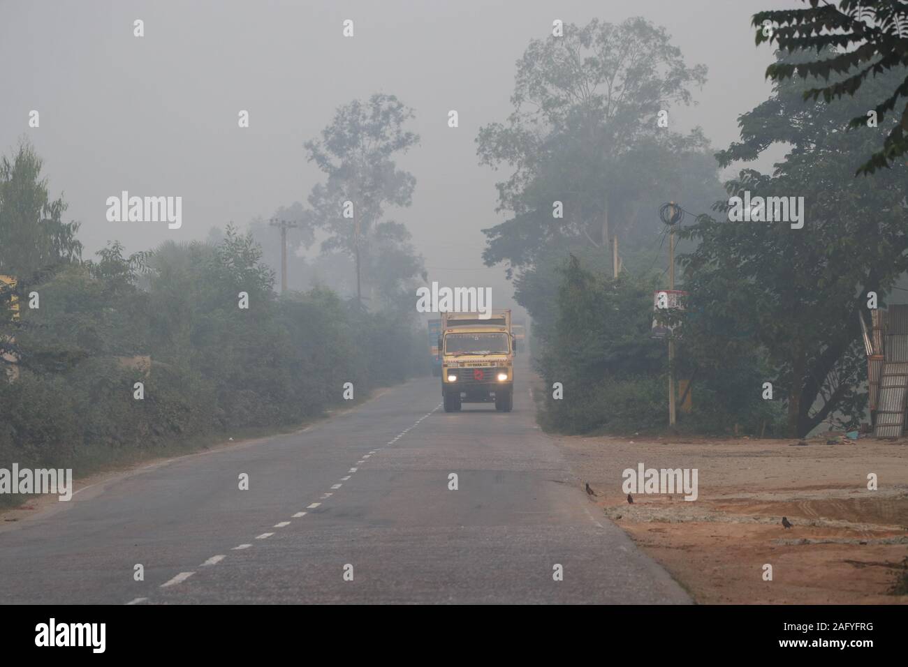 Winternebel 22/2019.dhaka sylhet Highway Road.Fahrer fahren mit eingeschalteten Scheinwerfern im Winternebel.Nazmul Islam/alamy Stock Live News Stockfoto