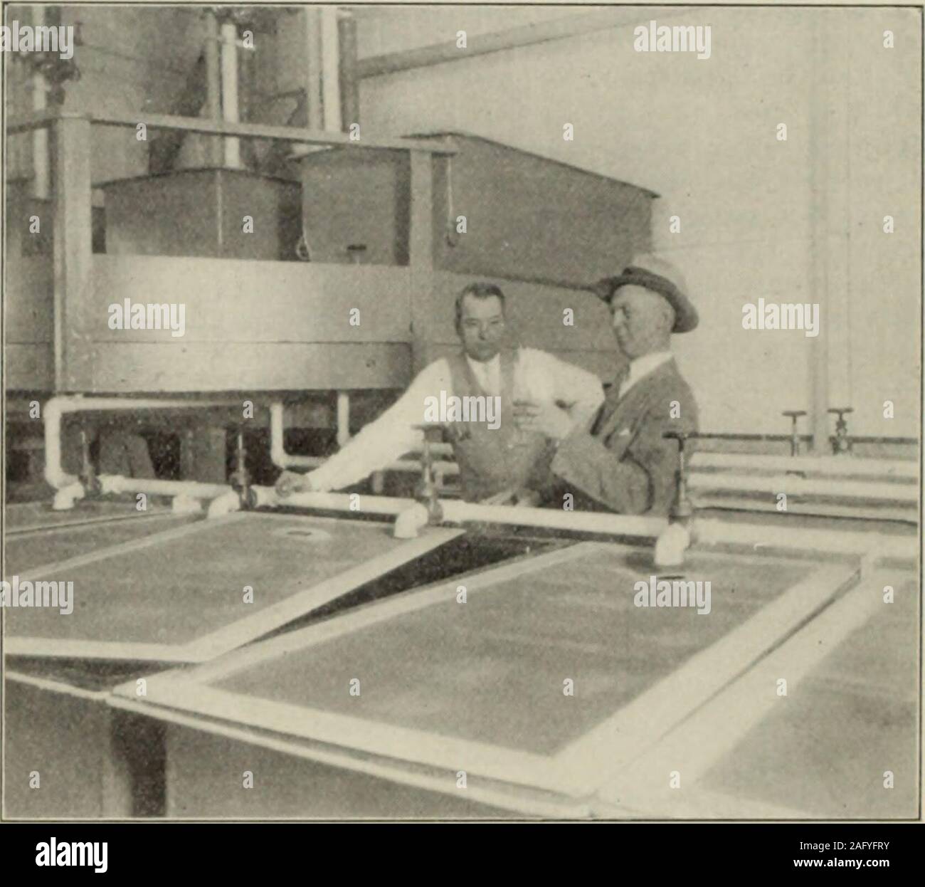 . Anhang zu den Zeitschriften des Senats und der Zusammenbau der ... Tagung der Gesetzgebung des Staates Kalifornien. s thecanning, die Aprikosen/Marillen, Kirschen, Pfirsiche und Birnen. Das Gesetz e. stablishes minimum Grade für die oben genannten cannedfruit. s, in denen die Kennzeichnung durch Prägen oder lithogi - aphing von allgrades unter Standard, tlie dritten Grad der Sirup ortable Früchte. Grade unter Standard, mit einem Minimum von 10 Grad • von W. H. Tuggle, überwachen Sie in kostenlos. 2 - 59098 noG monatliche UUIil. ETIN, der &Lt;ul (U (l sufrar der liijiiid suii - oim (Liii< r tlic Obst, ro (i.e. Stockfoto