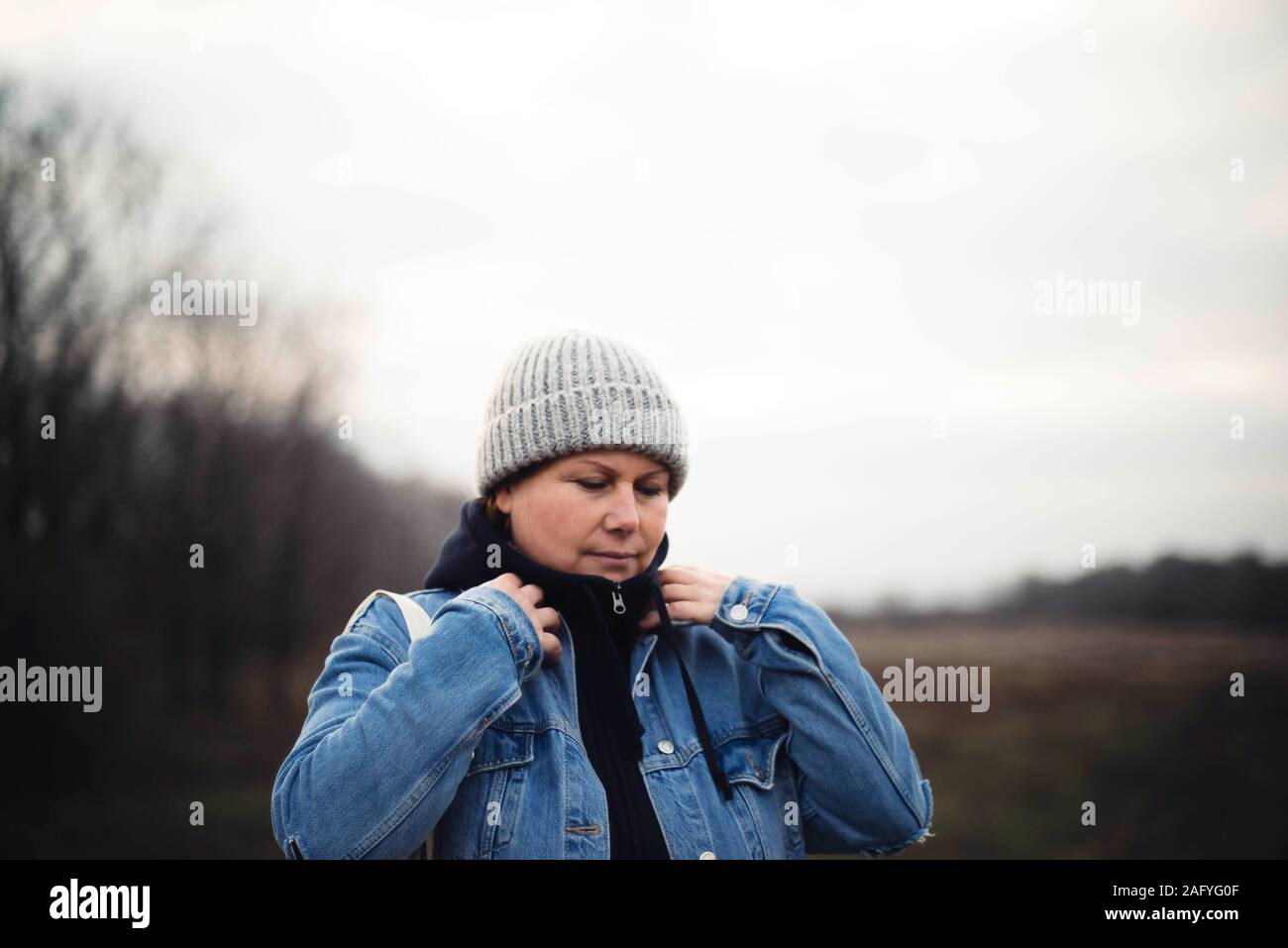 Porträt einer 40 Jahre alten Frau in einen Hut im Freien Stockfoto