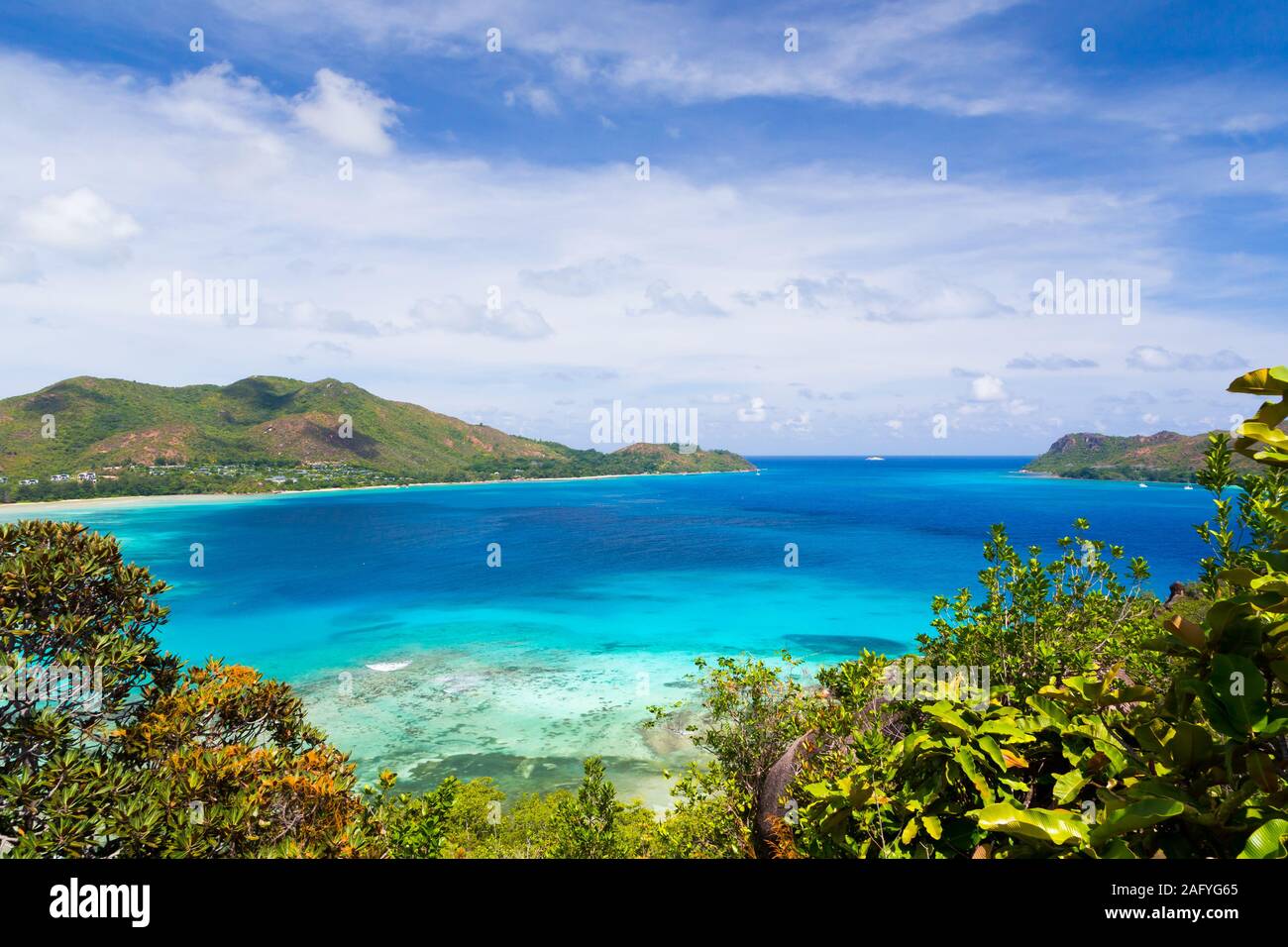 Blick von der Hauptinsel auf eine andere Insel in der Nähe mit vielen Pflanzen und blauer Himmel Stockfoto