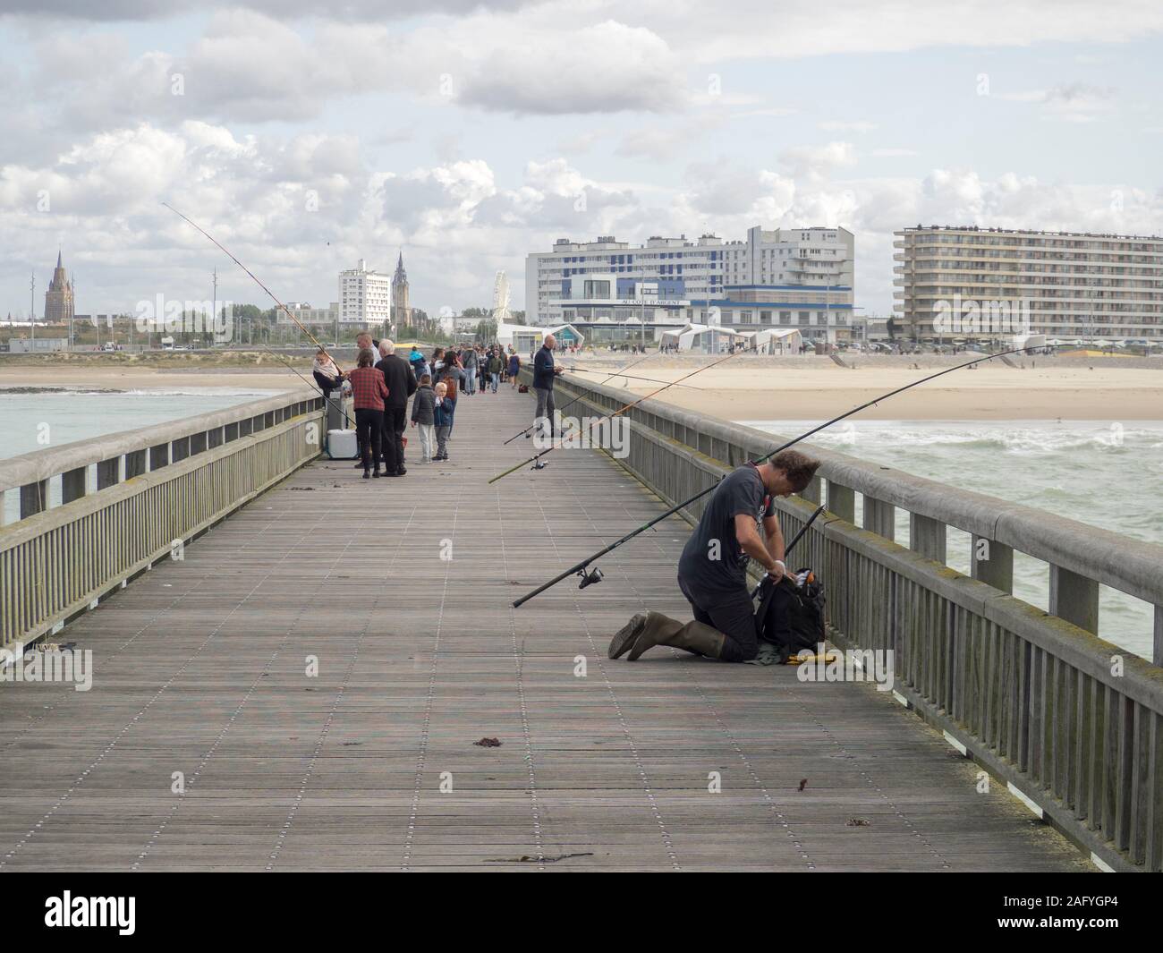 Pier/Gehweg, um den Leuchtturm bei der Einfahrt in den Hafen von Calais in Frankreich. Stockfoto