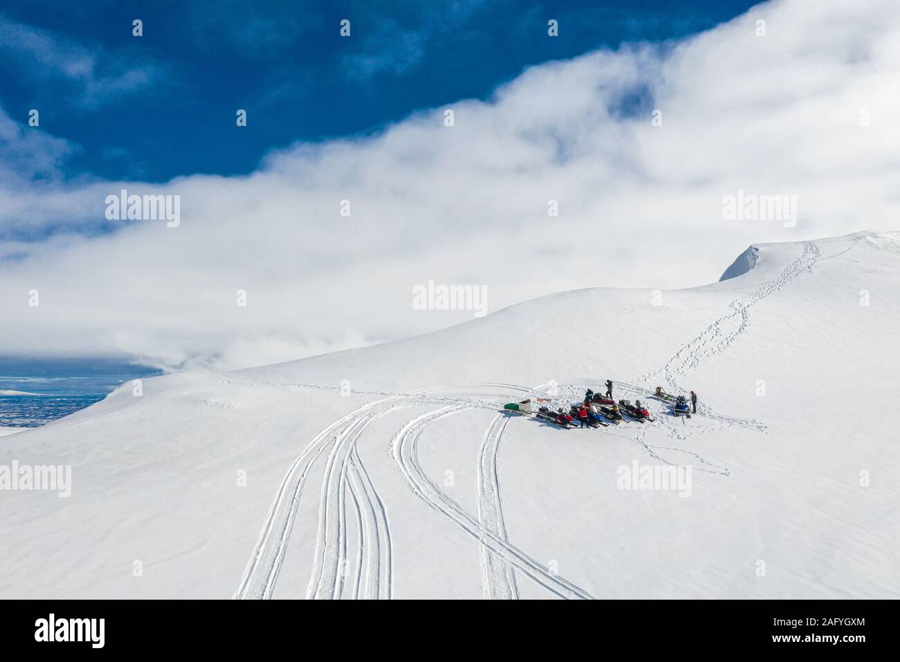 Wissenschaftler, die auf Rotarfellshnukur Bergspitze, Eiskappe des Vatnajökull, Island. Stockfoto