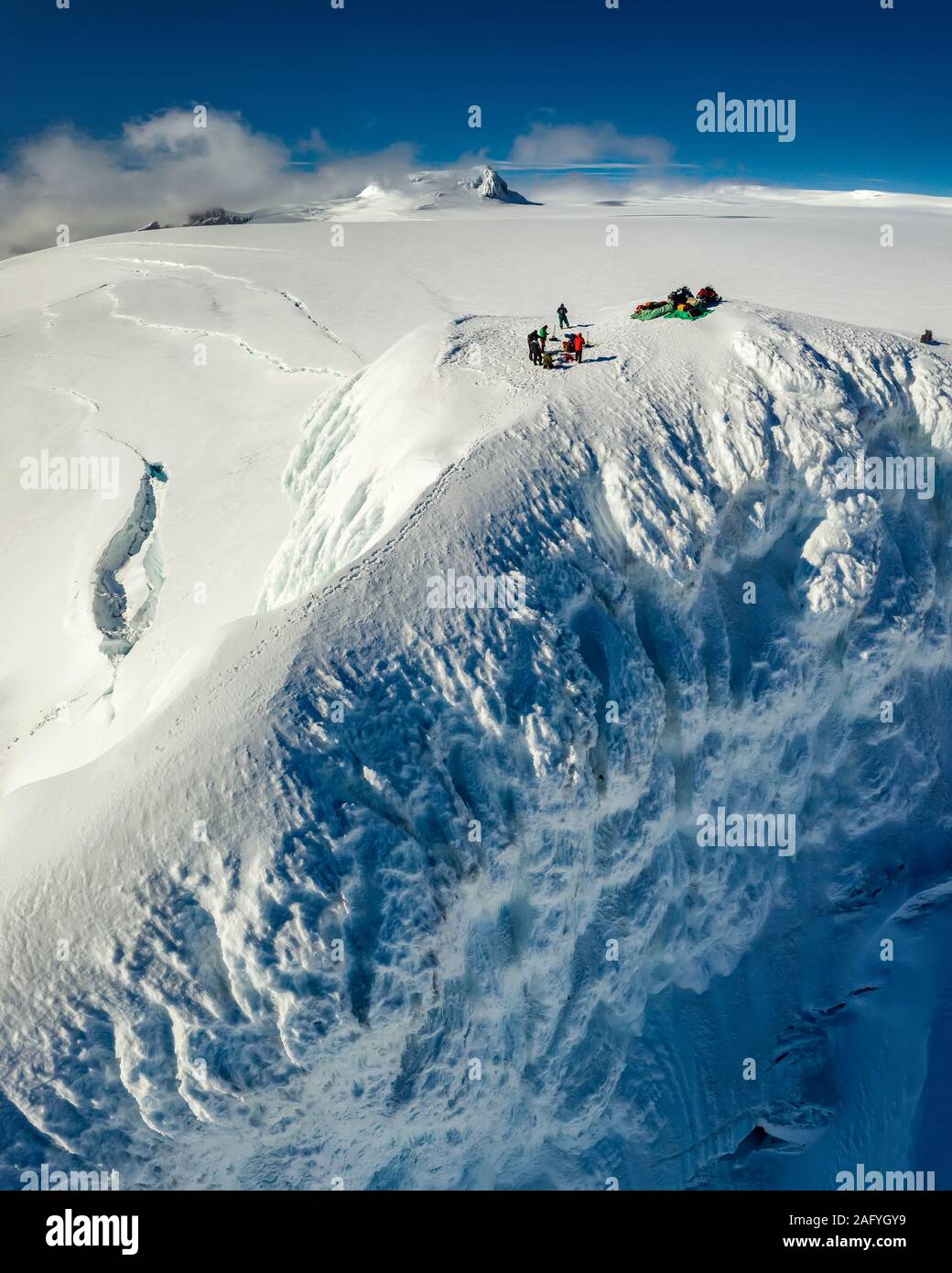 Wissenschaftler, die auf Rotarfellshnukur Bergspitze, Eiskappe des Vatnajökull, Island. Stockfoto