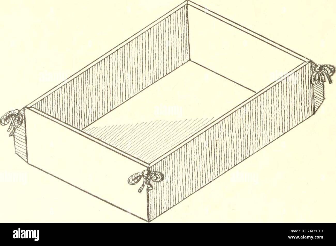 . Manuelle Pappe Bau für die dritten und vierten Klassen. 41B4 KURS B 4. Nein, 1. Open Box. Bau: Zeichnen Sie ein Rechteck 7 x 5. Zeichnen von Linien 1 innen und auf Seiten des Rechtecks parallel. 1/4 Klappe Linien in der Ecke Quadrate zeichnen. Die Diagonale von Ecken und das gleiche wird Klappe Linien schräg geschnitten wie auf der Zeichnung dargestellt produzieren. Schneiden um Abbildung auf die vollen Linien. Kerbe auf die gestrichelten Linien. Seiten der Box nach innen falten, Linien auf der Außenseite. Klappen Klappen nach außen, und ziehen Sie die Ecke mit Glasschlacke als Verwaltungsseite in Skizze. Material: iaaborird.. 44 Stockfoto