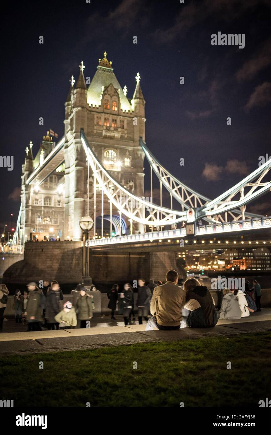 Paar schöne an der Tower Bridge, London, UK, Dezember 2018 Stockfoto