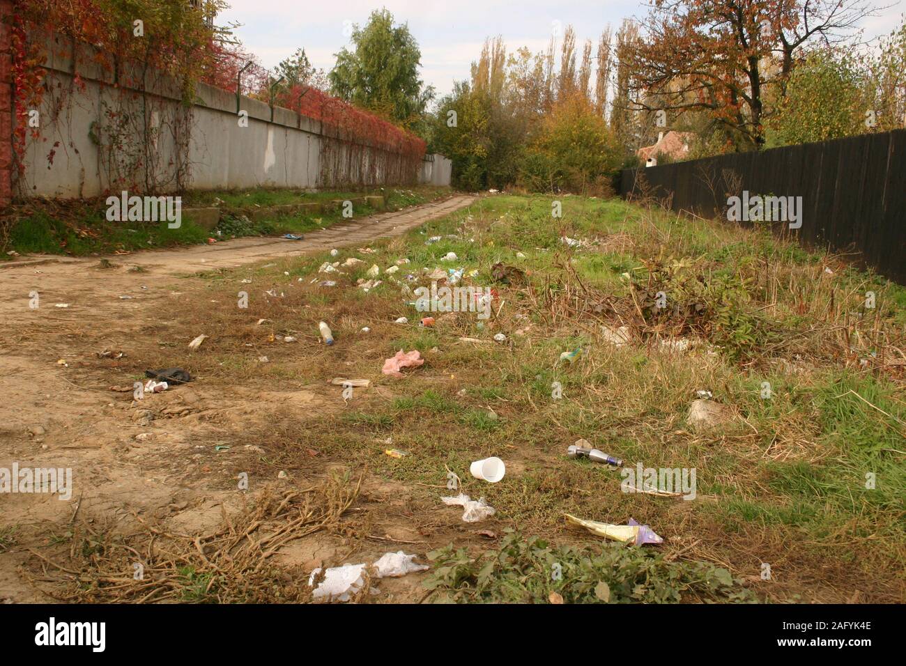 Müll auf den Straßen von Snagov-Sat, Rumänien Stockfoto