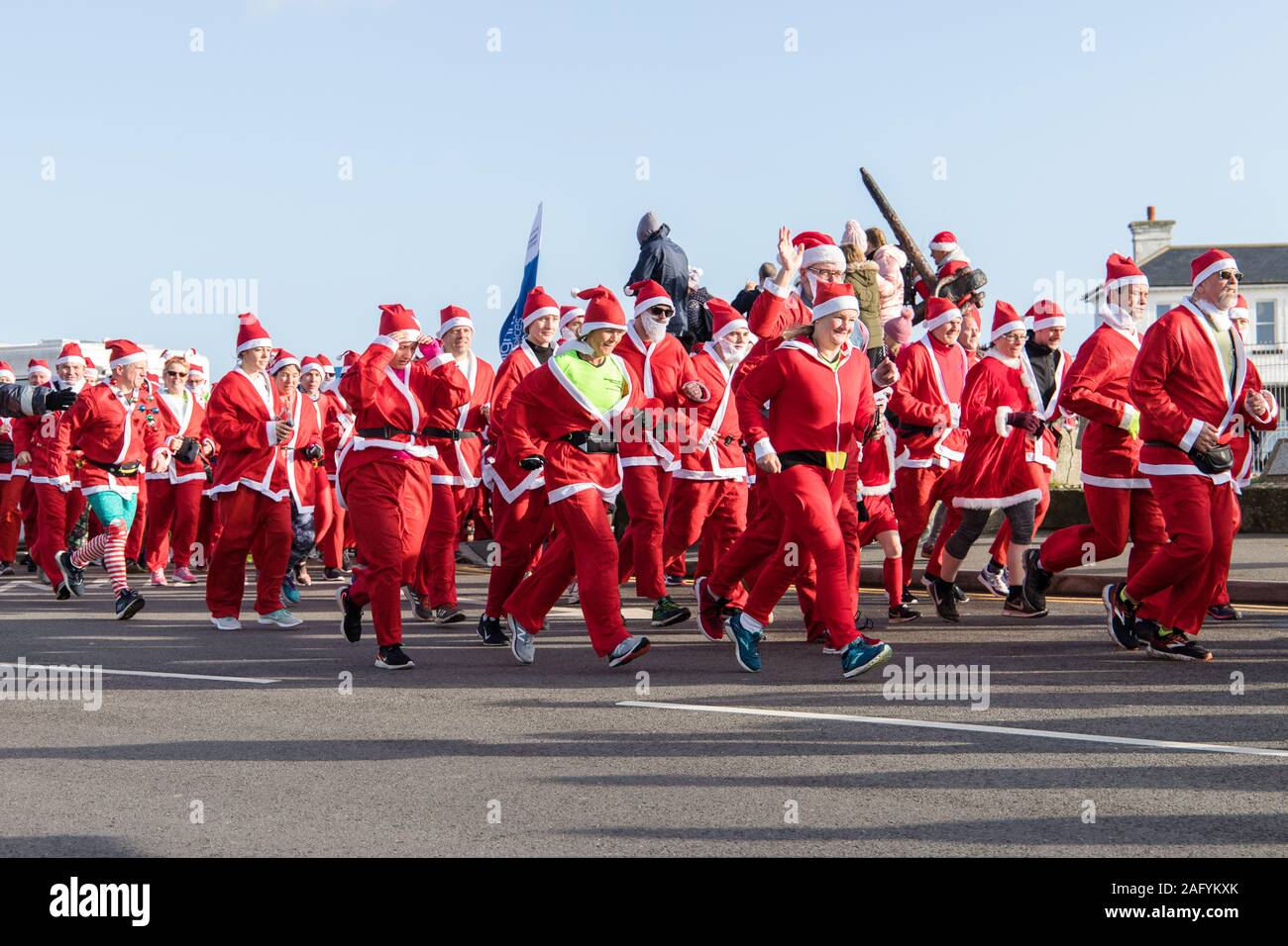 Die Santa Fun Run in Folkstone, Kent, Großbritannien. Genommen 8. Dez 2019. Stockfoto