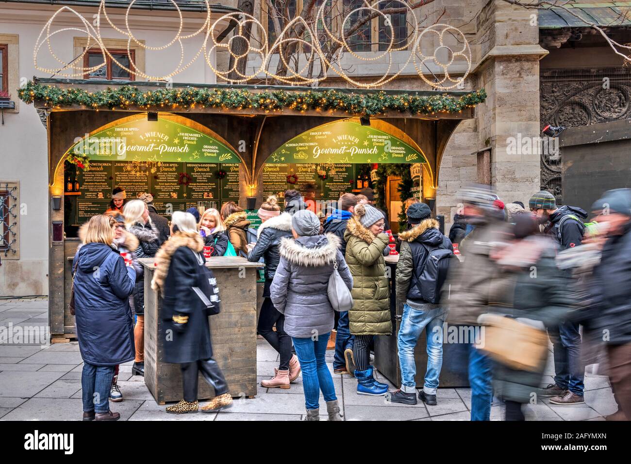 Menschen beim trinken Glühwein Glühwein, Stephansplatz Weihnachtsmarkt, Wien, Österreich Stockfoto