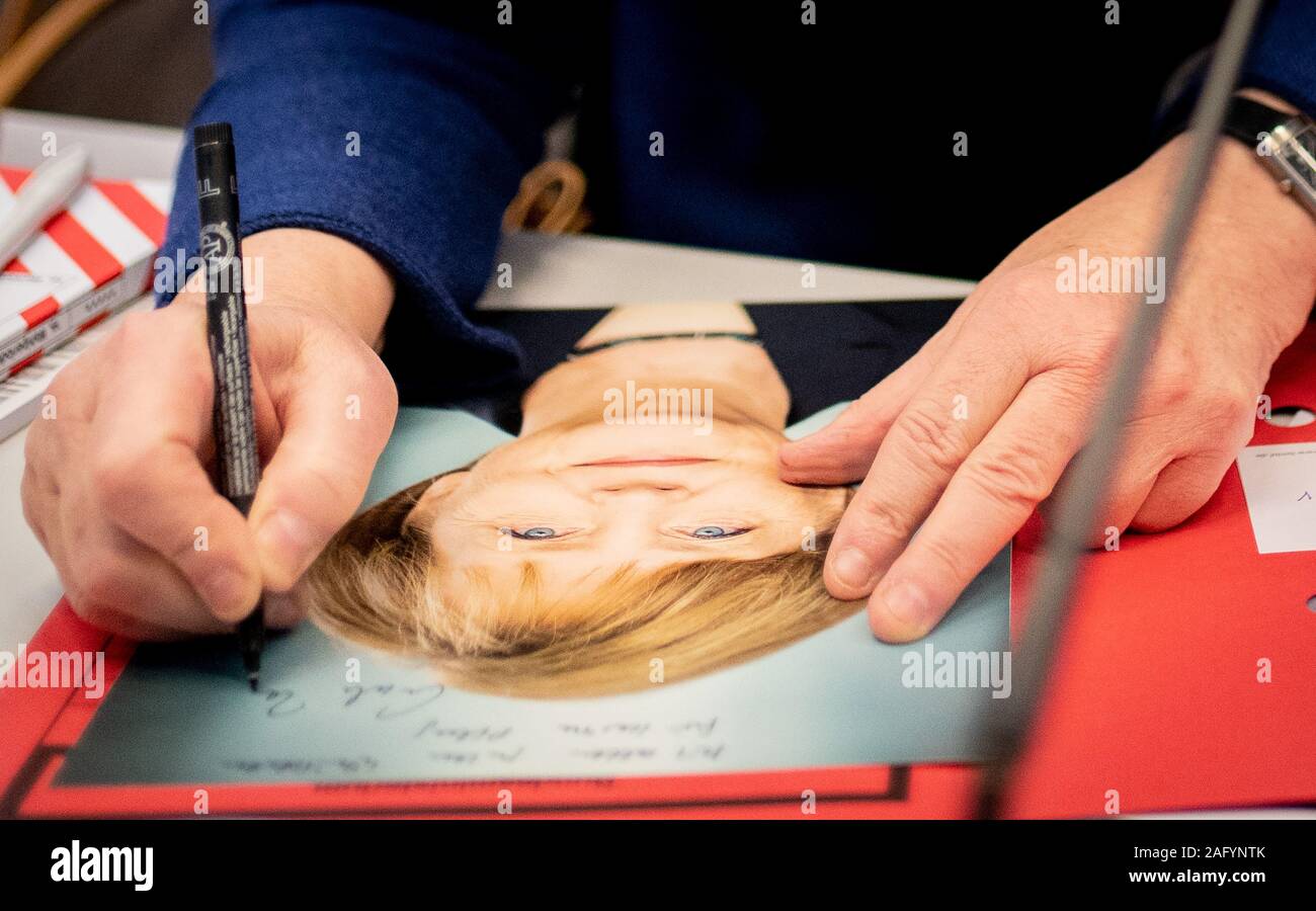 Berlin, Deutschland. 17 Dez, 2019. Bundeskanzlerin Angela Merkel (CDU) ein Foto von sich zu Beginn der Sitzung der Unionsfraktion im Bundestag für eine Fraktion Mitglied. Credit: Kay Nietfeld/dpa/Alamy leben Nachrichten Stockfoto