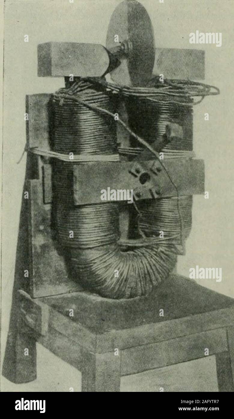 . Elektrische Welt. rcumference judgecommutating Fähigkeit benutzt wurden. Eisenbahner, mit seinen plötzlich wechselnde loadsand Aufruf für feste Position der Kommutierung die carbonbrush eingeführt. Hoher Widerstand Kommutator führt wurden ausprobiert und ein greatnumber von speziellen Anker Wicklungen, wie die Sayers und Com-mutierende Nasen und Pole Gesicht Wicklungen, wie in der Thompson-Ryanmachine. Eine sorgfältige theoretische Studie des sehr komplizierten Phe-nomena der Kommutierung wurde von mehreren Männern, unter whommust Prof. E. Arnold erwähnt werden, und die verschiedenen Faktoren whichaffect dieser Aktion geäußert wurden matheinat Stockfoto