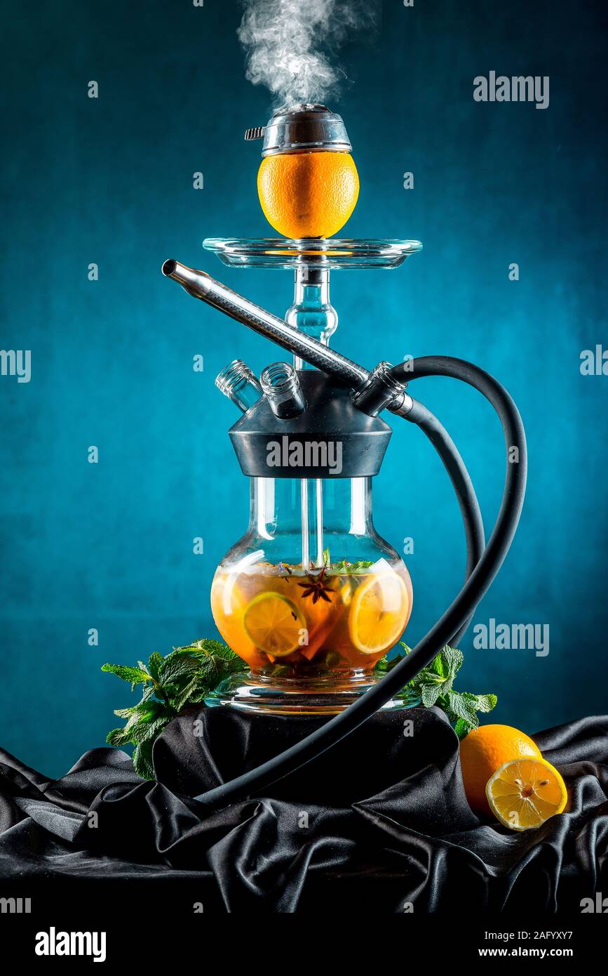 Obst aroma Shisha isoliert auf schwarzen Hintergrund gegen einen dunklen Hintergrund mit Rauch Stockfoto