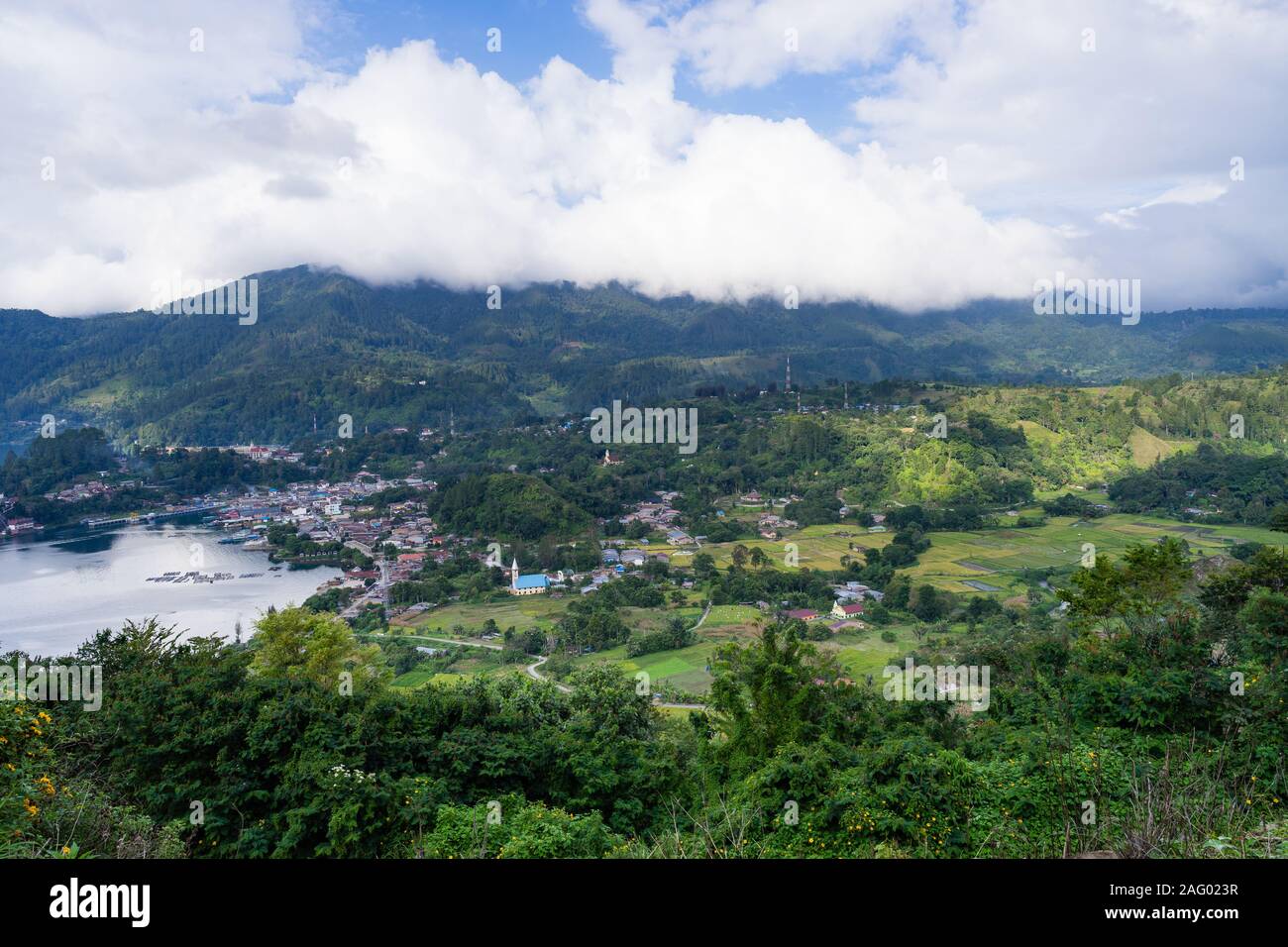 Blick auf die Stadt - Parapat aus Ajibata Motung hill Highway Stockfoto