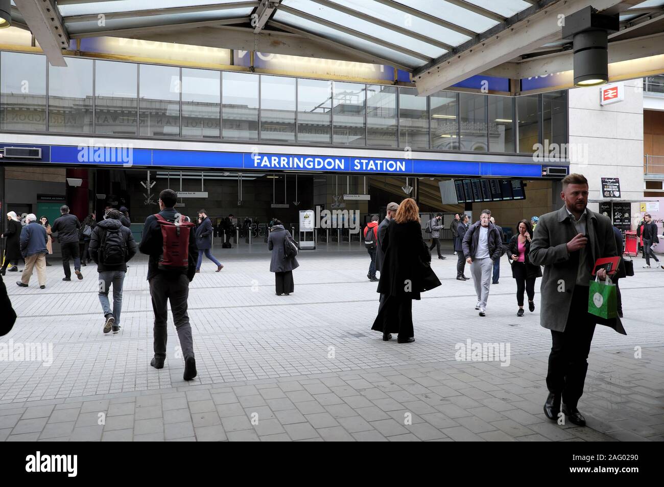 Farringdon Station anmelden und Leute Pendler Passagiere zu Fuß außerhalb der Bahnhof und die U-Bahnstation London England UK KATHY DEWITT Stockfoto