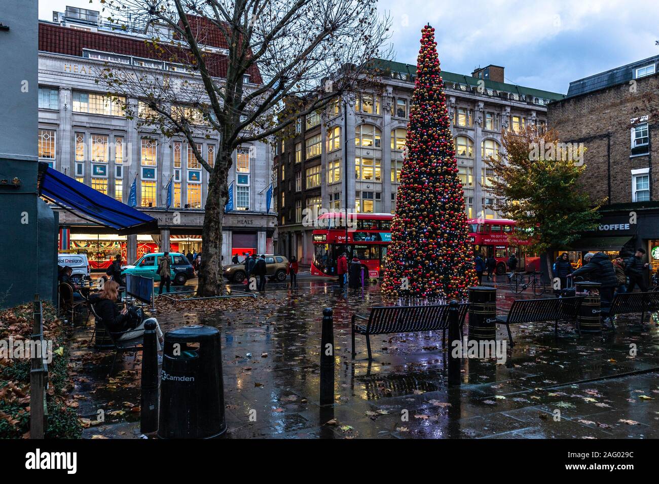 Riesige Weihnachtsbaum Dekoration in der Tottenham Court Road, London, England, UK. Stockfoto