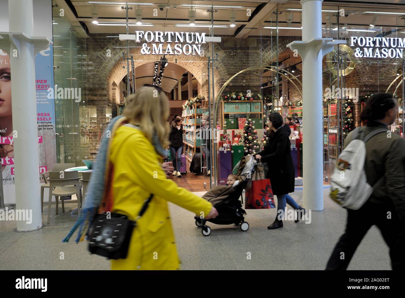 Weihnachtskäufer Menschen außerhalb Fortnum & Mason store in St. Pancras Station Shopping Mall in der Nähe von Kings Cross London England UK KATHY DEWITT Stockfoto Weihnachtskäufer Menschen außerhalb Fortnum & Mason store in St. Pancras Station Shopping Mall in der Nähe von Kings Cross London England UK KATHY DEWITT Stockfoto