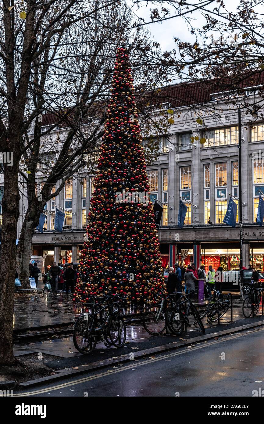 Riesige Weihnachtsbaum Dekoration in der Tottenham Court Road, London, England, UK. Stockfoto