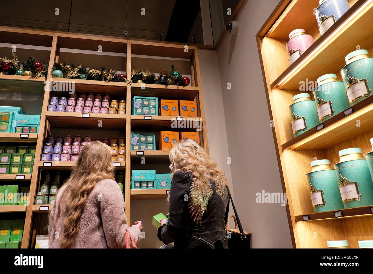 Frauen Weihnachten Shopping bei Kaffee zum Verkauf in den Regalen Fortnum & Mason St Pancras Station store Kings Cross London England UK KATHY DEWITT Stockfoto Frauen Weihnachten Shopping bei Kaffee zum Verkauf in den Regalen Fortnum & Mason St Pancras Station store Kings Cross London England UK KATHY DEWITT Stockfoto