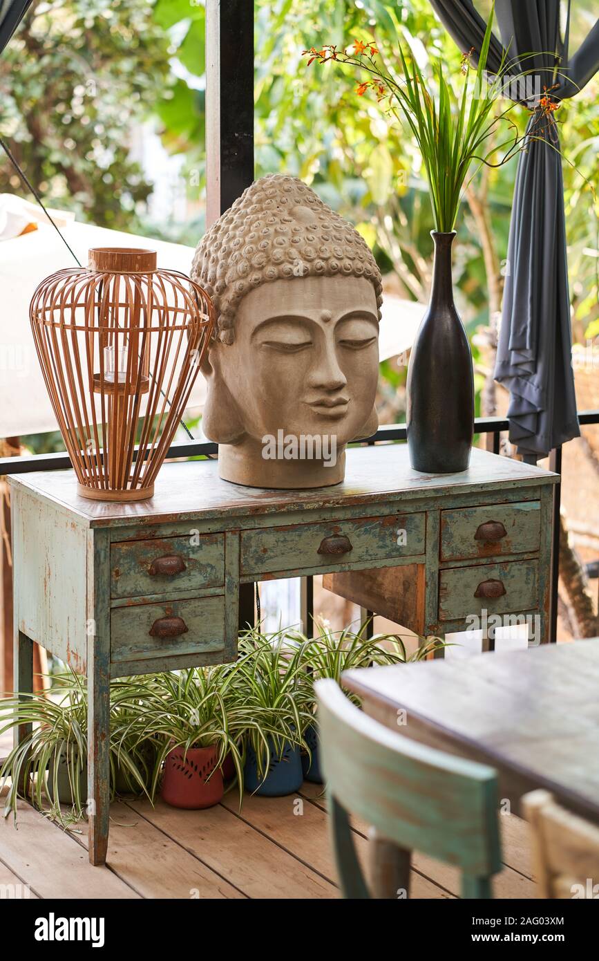 Eine ruhige und friedliche innere eines Cafe in Da Lat mit ornamentalen buddhistischen Kopf Stockfoto