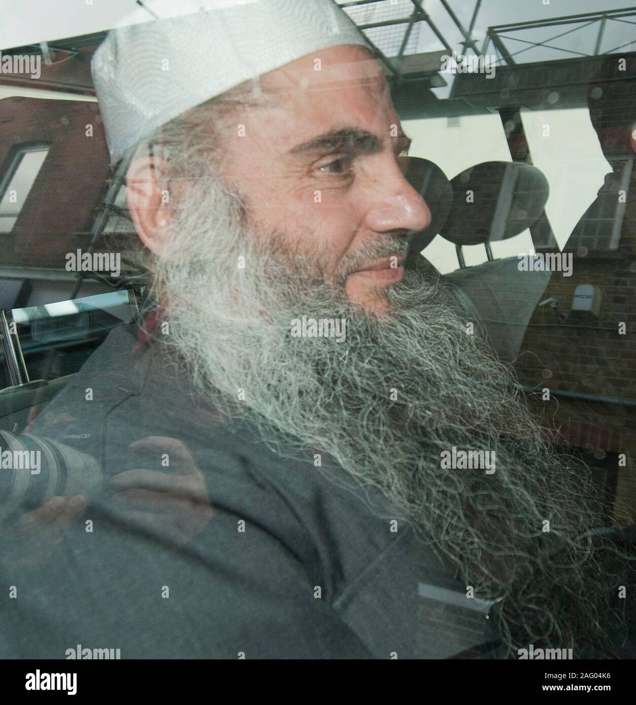 Gläubiger Muslim cleric Abu Qatada er sein Haus in Toronto North West London von home office Beamte im April 2012 begleitet vor seiner eventuellen Abschiebung. Stockfoto