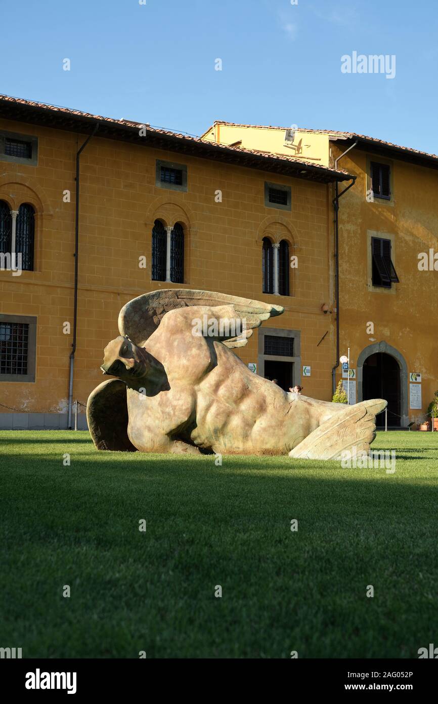 Angelo Caduto/gefallene Engel Skulptur des polnischen Bildhauers Igor Mitoraj in der Piazza dei Miracoli/Campo dei Miracoli Pisa Italien EU konzipiert Stockfoto