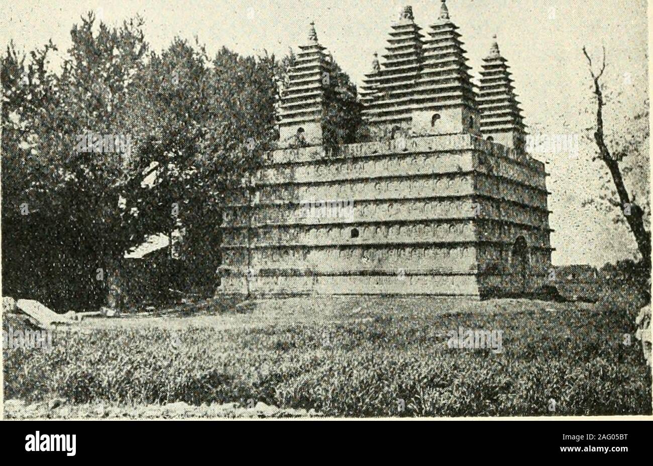 . Peking und den Landweg. e chinesischer Besucher zum Tempel finden Sie einige satis-Fraktion in aufsteigender eine Treppe auf der Ostseite von whichthey kann Münzen werfen, durch ein Loch in der toj) und strikea kleinere Glocke, die im Inneren ausgesetzt ist. Es ist popularlybelieved, dass Münzen geworfen durch dieses Gold Cash Eyeturn zu Gold, wenn Sie die innere Glocke schlagen. (14) Die fünf Pagode Tempel (Wu Ta Ssu oHicially iljt^), bekannt als Ta Chen Chiao Ssu, ist eine Uni (| uc blockof iry nuiso) ca. 1,6 km nord-westlich von der lisi Kinn Männer, nicht weit fn ^m die Straße zum Suiuiik r Iahice. Welche inaj&gt;]) earance ist weniger eine tenij) Le Stockfoto