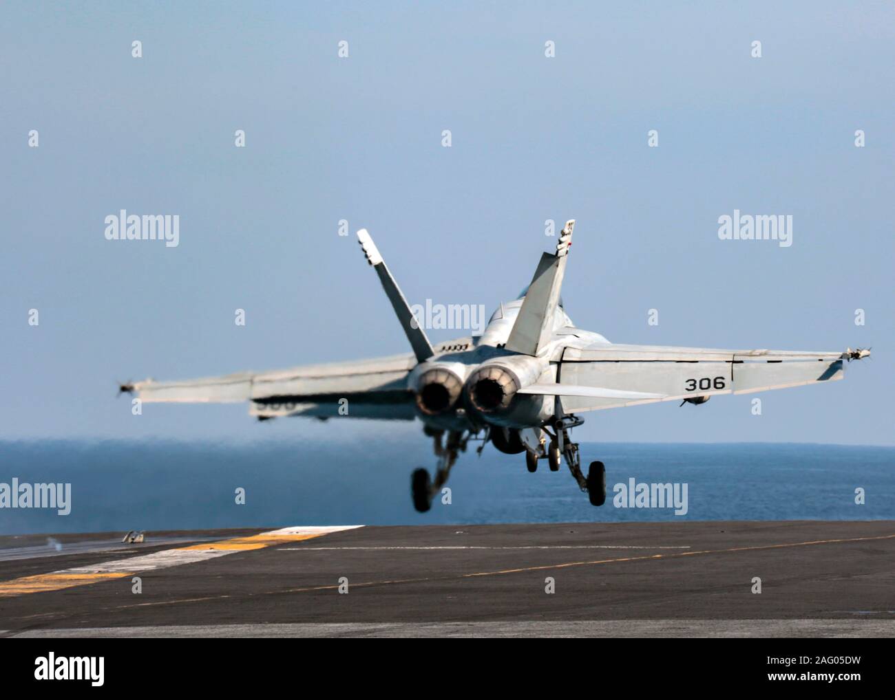 Ein U.S. Navy F/A-18E Super Hornet Kampfflugzeuge der Sidewinders von Strike Fighter Squadron 86 angeschlossen ist, startet das Flight Deck der Nimitz-Klasse Flugzeugträger USS Abraham Lincoln zur Unterstützung der Operation inhärenten Lösen Dezember 13, 2019 in den Arabischen Golf. Stockfoto