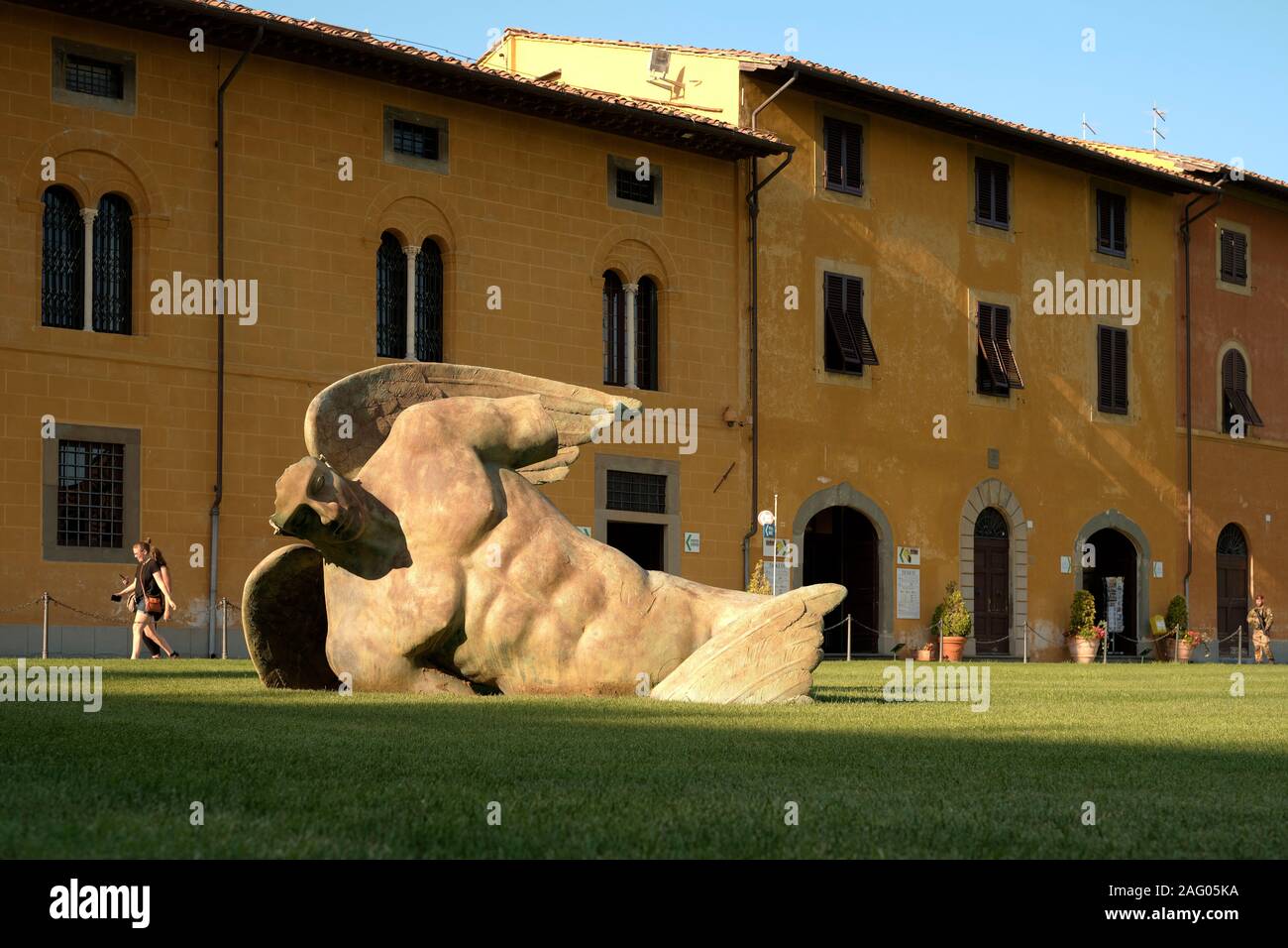 Angelo Caduto/gefallene Engel Skulptur des polnischen Bildhauers Igor Mitoraj in der Piazza dei Miracoli/Campo dei Miracoli Pisa Italien EU konzipiert Stockfoto
