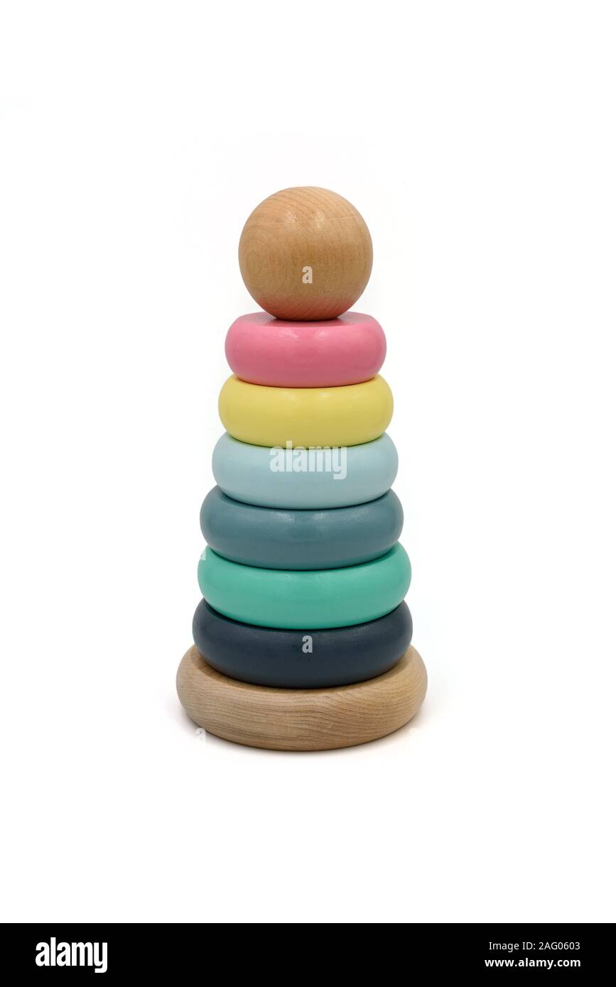 Holz- Ring stapeln Spielzeug mit farbigen Ringen und einer Kugel auf der Spitze. Stockfoto