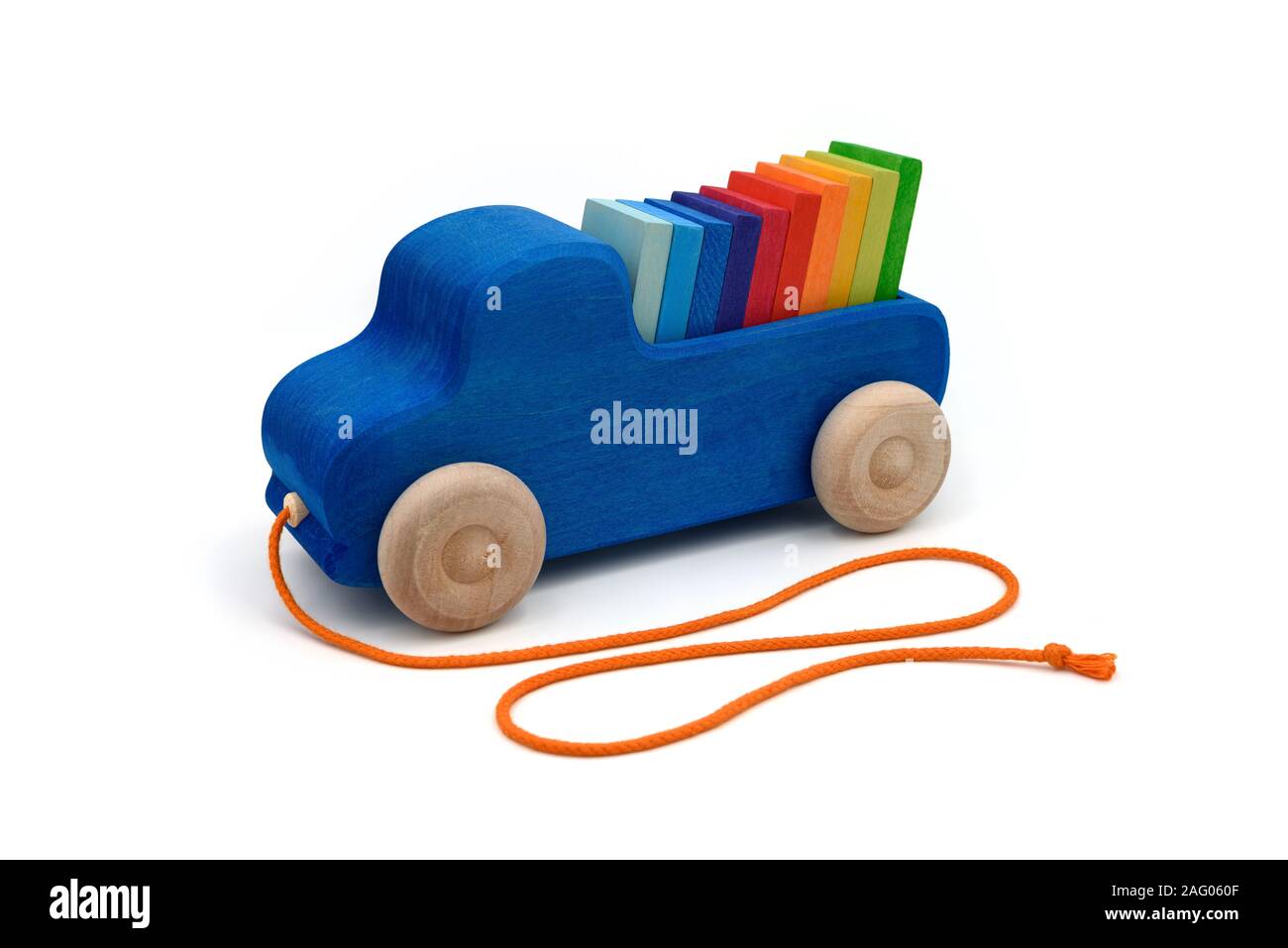 Holzspielzeug Pickup truck in Blau mit farbigen Fliesen wie ein Regenbogen auf weißem Hintergrund klassifiziert. Stockfoto